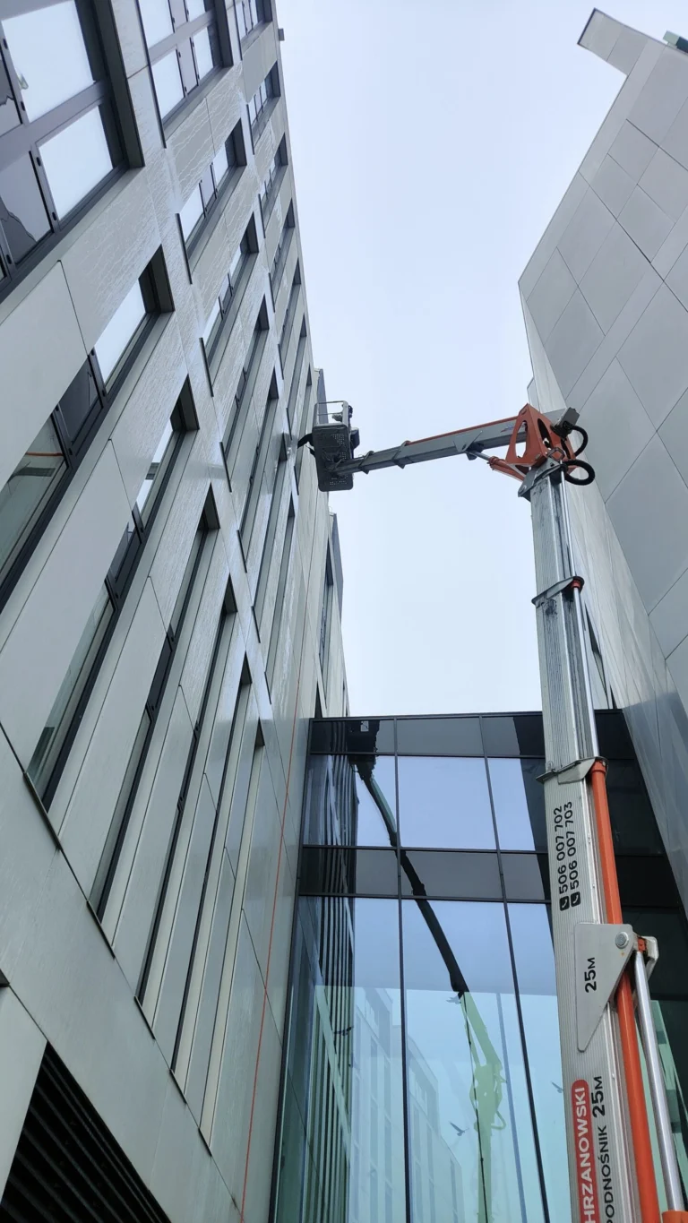 Mycie elewacji z podnośnika w centrum Gdańska