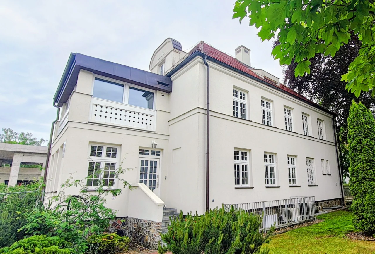 Jasna elewacja budynku po zakończeniu mycia