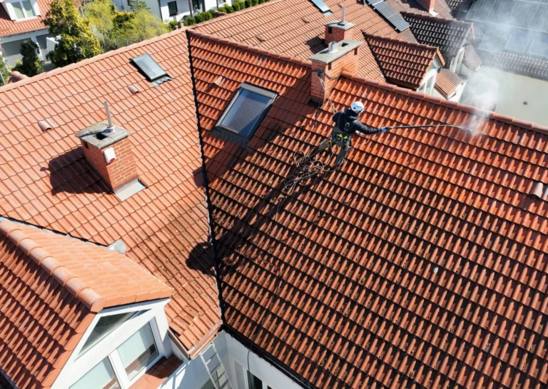 Czerwone dachy budynków mieszkalnych widziane z góry