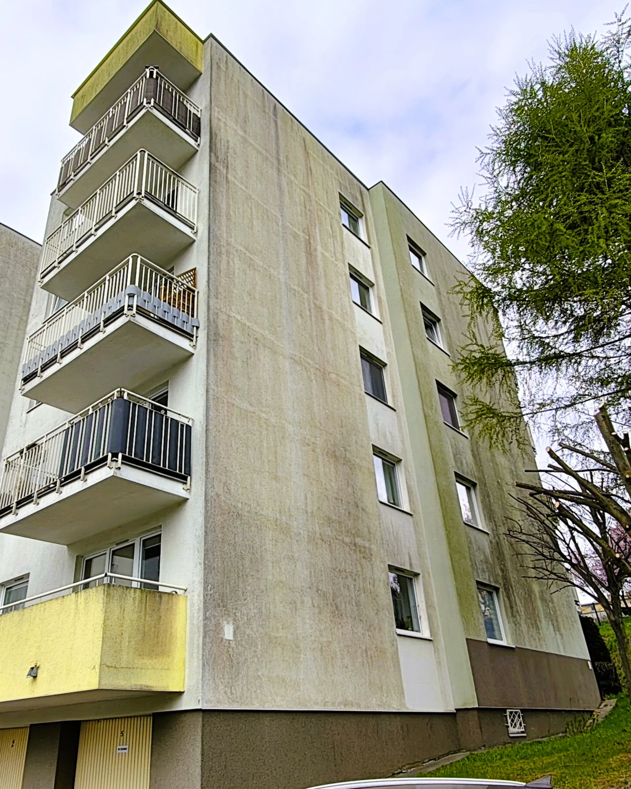 Zabrudzenia elewacji i balkonów budynku wielorodzinnego