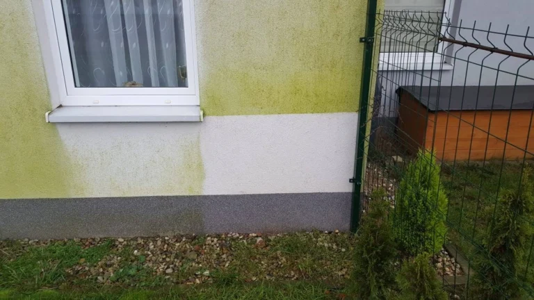 Jasny prostokąt po próbie mycia na zabrudzonej elewacji