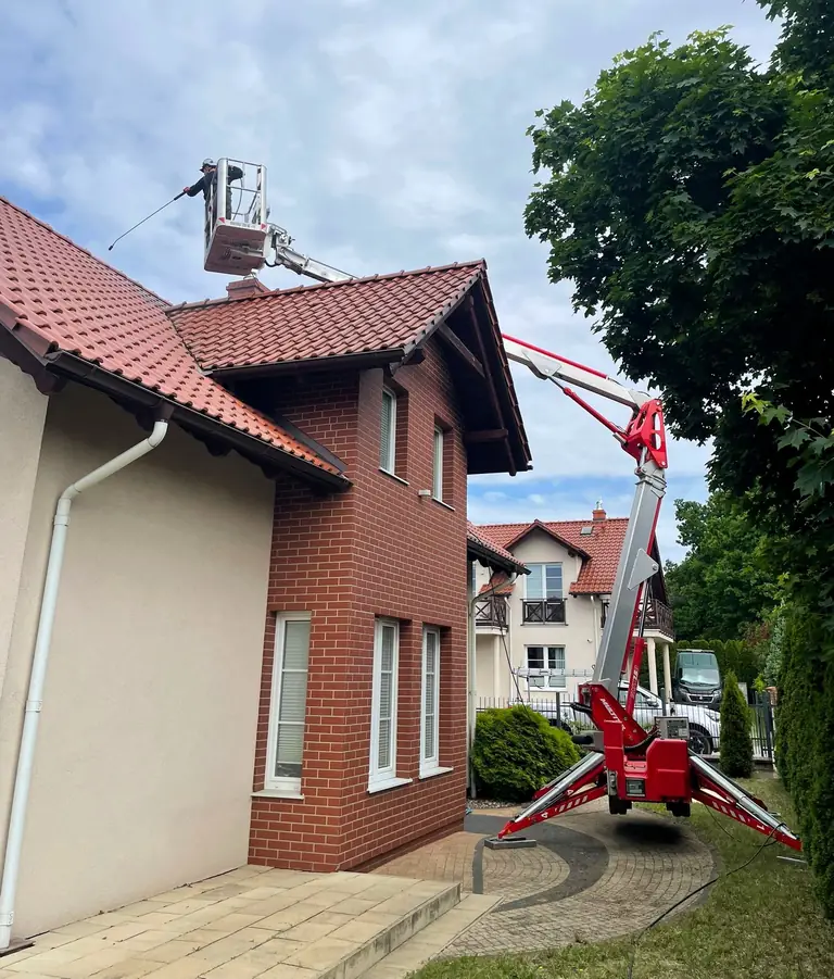 Podnośnik AquaUp przy domu z czerwonym dachem w Gdańsku Osowej