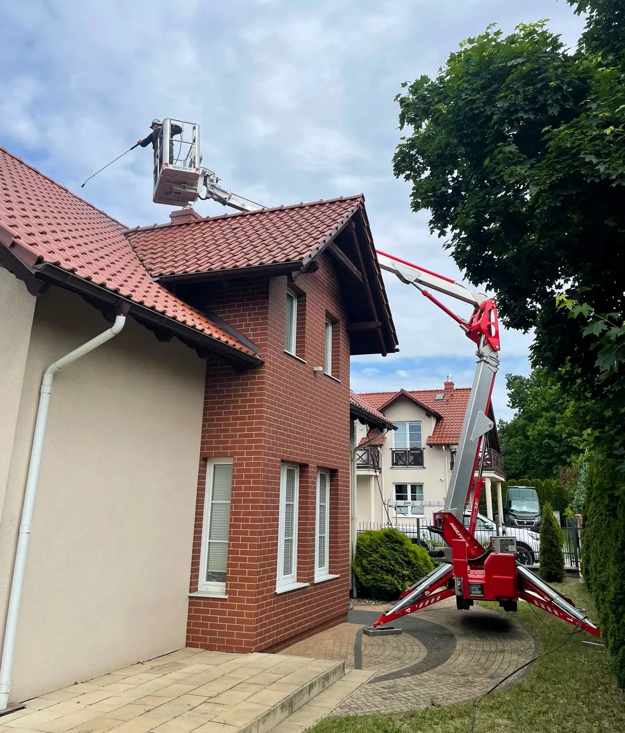 Podnośnik AquaUp przy domu z czerwonym dachem w Gdańsku Osowej