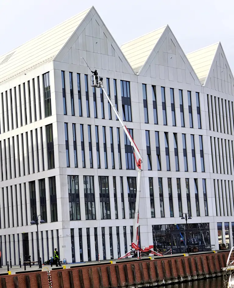 Podnośnik AquaUp przy białej elewacji hotelu Holiday Inn nad Motławą w Gdańsku